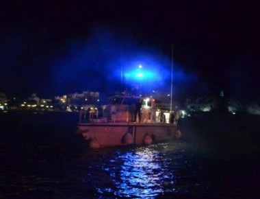 Σκάφη του Λιμενικού στις πυρόπληκτες περιοχές για τον απεγκλωβισμό πολιτών